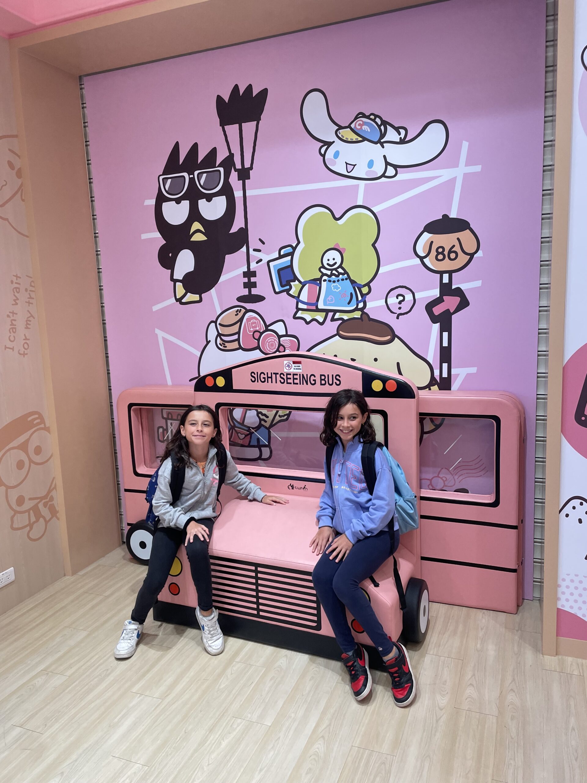 Giulia e Vittoria contentissime nello Shop Sanrio Hello Kitty, nell'aeroporto di Taipei