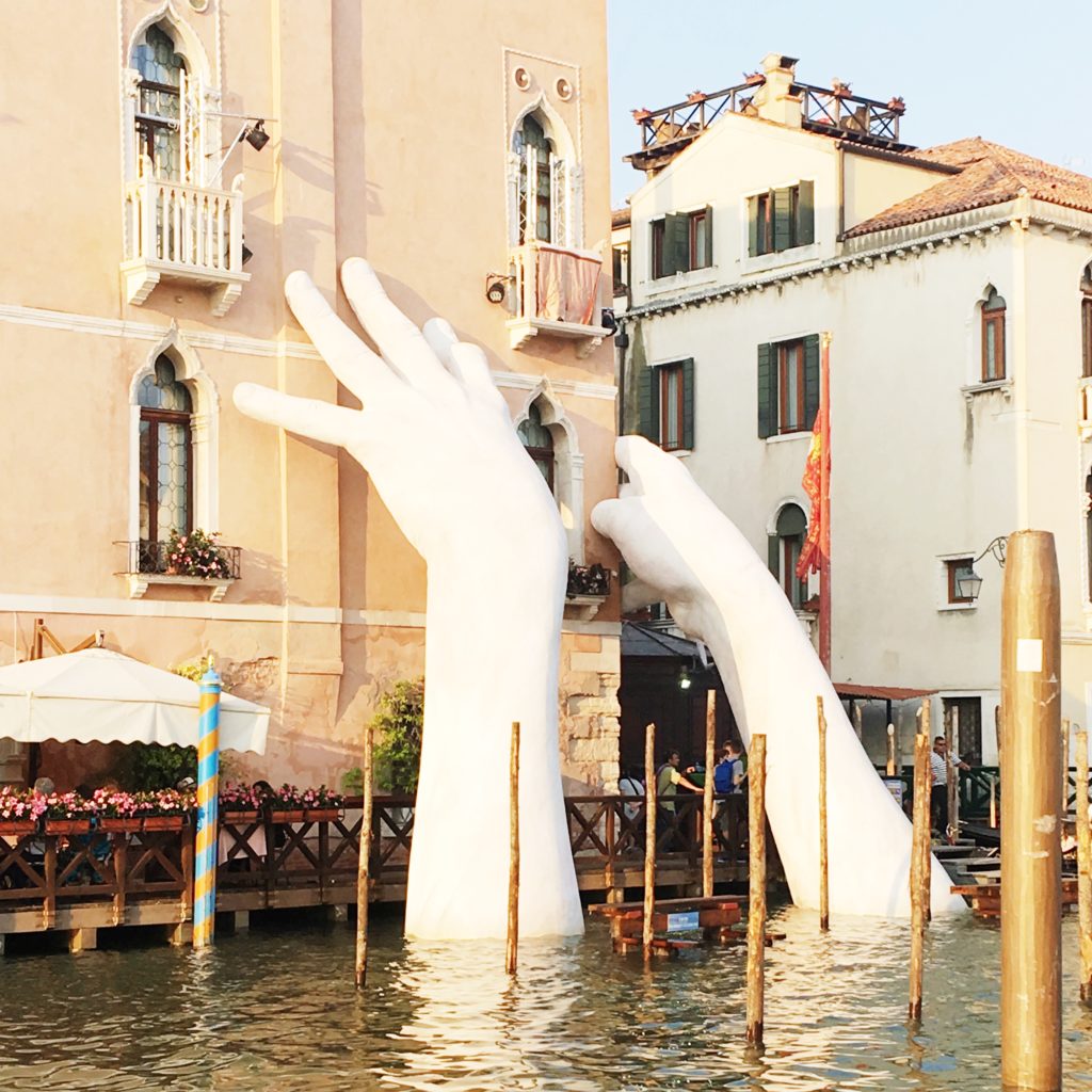 Le mani su Venezia, Lorenzo Quinn