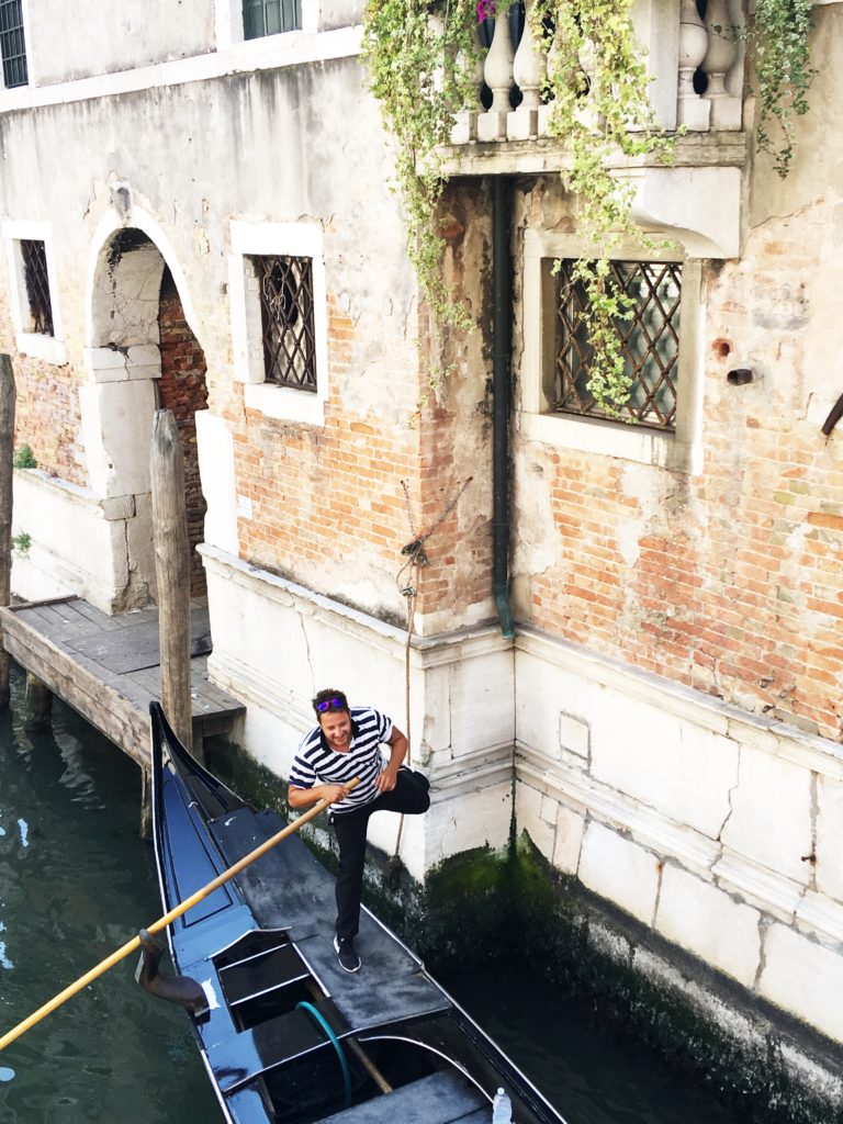 gondoliere nei canali a Venezia 